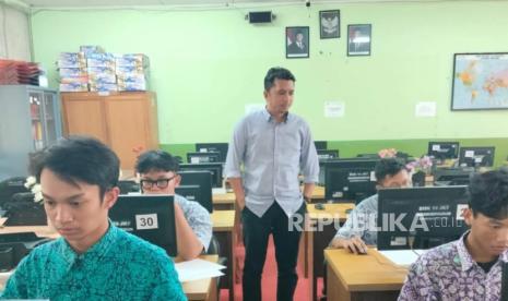 Kaprodi TI Cyber University Jadi Juri LKS Bidang Web Technologies Jakarta Selatan