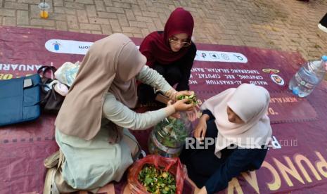 KKRG UMJ Gaungkan Kepedulian Lingkungan Lewat Gerakan Pembuatan Ecoenzym
