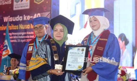 Wisudawan Terbaik UNM Raih IPK 4.00, Ini Rahasia Suksesnya!